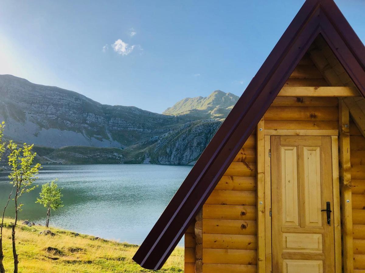 ポドゴリツァ Kapetanovo Jezero Bungalov Bed & Breakfast エクステリア 写真