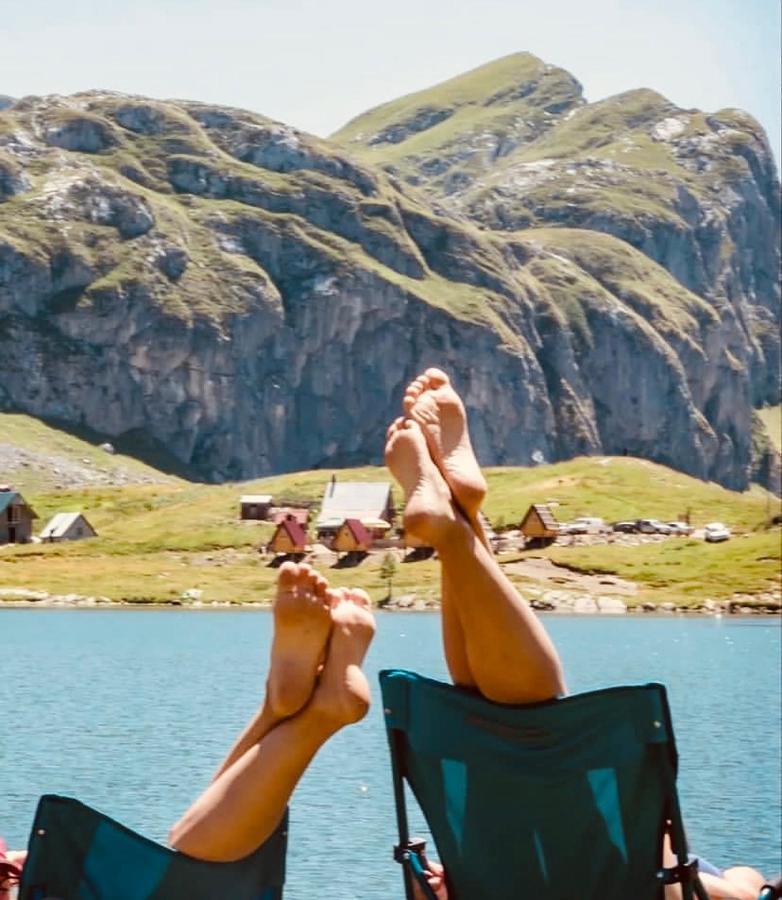 ポドゴリツァ Kapetanovo Jezero Bungalov Bed & Breakfast エクステリア 写真