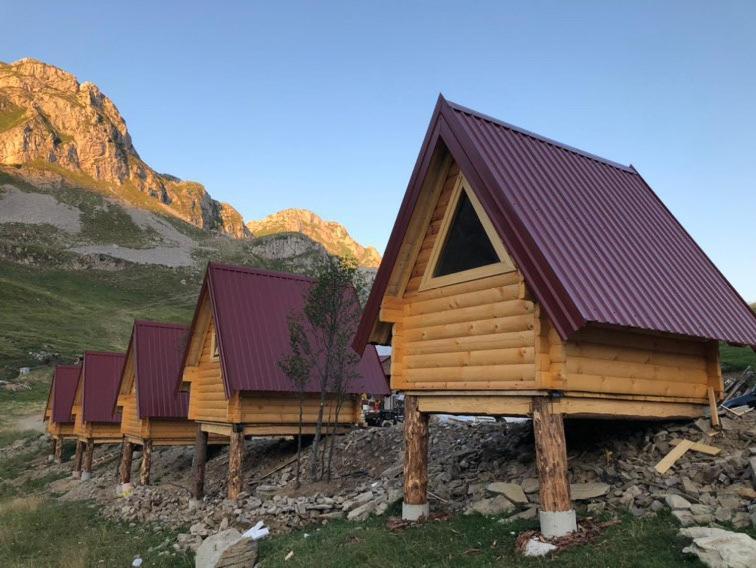 ポドゴリツァ Kapetanovo Jezero Bungalov Bed & Breakfast エクステリア 写真