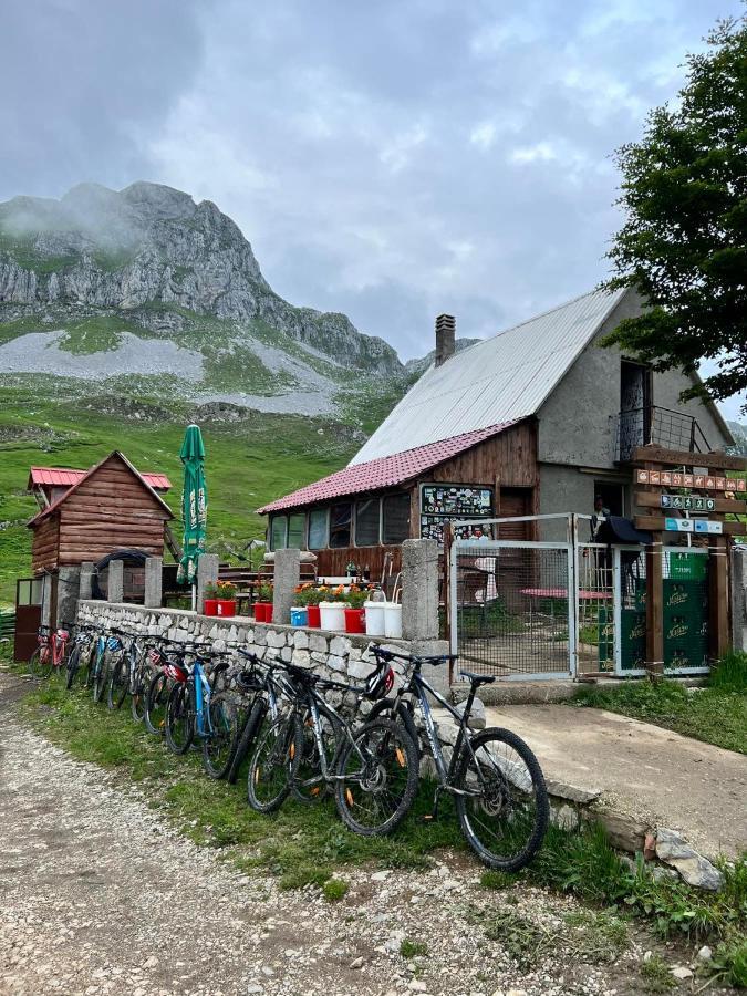 ポドゴリツァ Kapetanovo Jezero Bungalov Bed & Breakfast エクステリア 写真