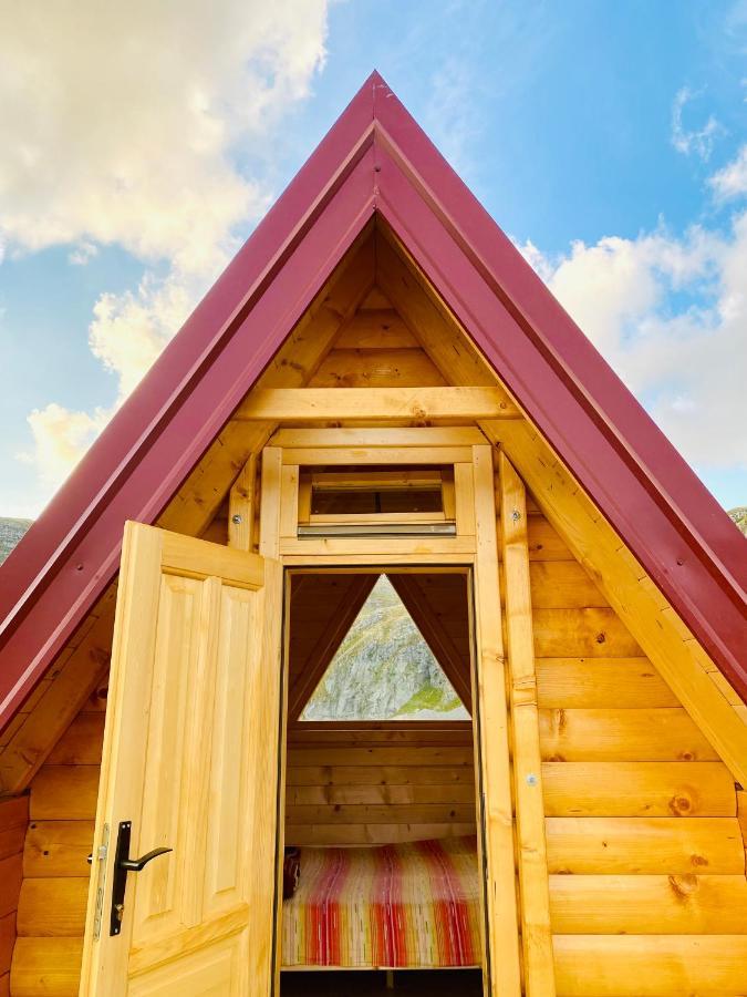 ポドゴリツァ Kapetanovo Jezero Bungalov Bed & Breakfast エクステリア 写真