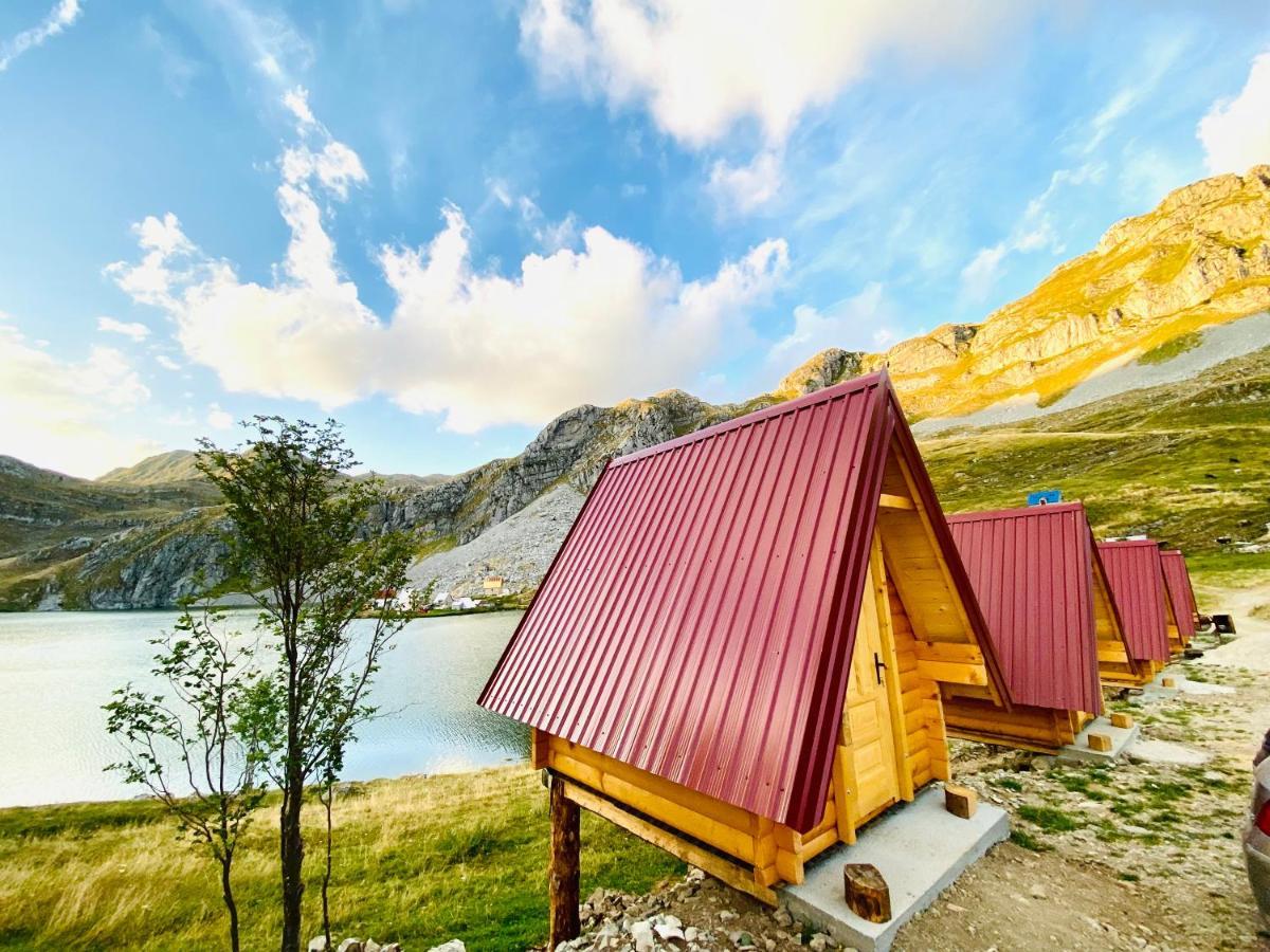 ポドゴリツァ Kapetanovo Jezero Bungalov Bed & Breakfast エクステリア 写真