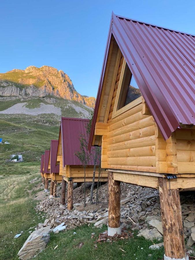 ポドゴリツァ Kapetanovo Jezero Bungalov Bed & Breakfast エクステリア 写真