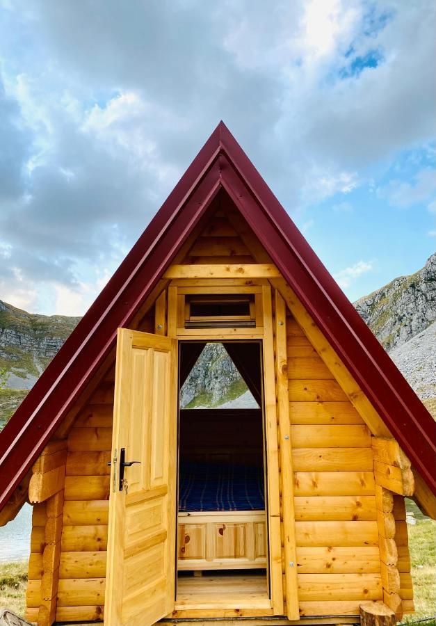 ポドゴリツァ Kapetanovo Jezero Bungalov Bed & Breakfast エクステリア 写真