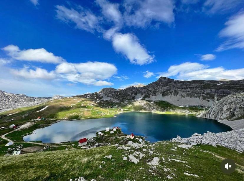 ポドゴリツァ Kapetanovo Jezero Bungalov Bed & Breakfast エクステリア 写真