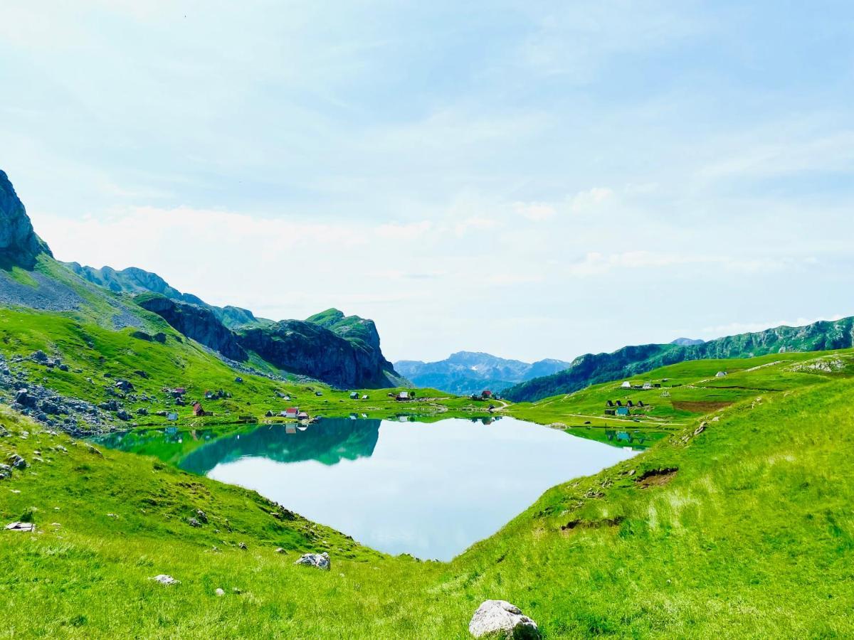 ポドゴリツァ Kapetanovo Jezero Bungalov Bed & Breakfast エクステリア 写真