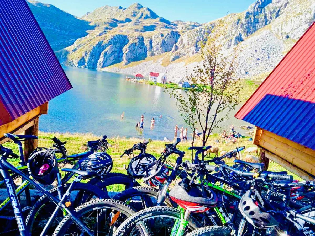 ポドゴリツァ Kapetanovo Jezero Bungalov Bed & Breakfast エクステリア 写真