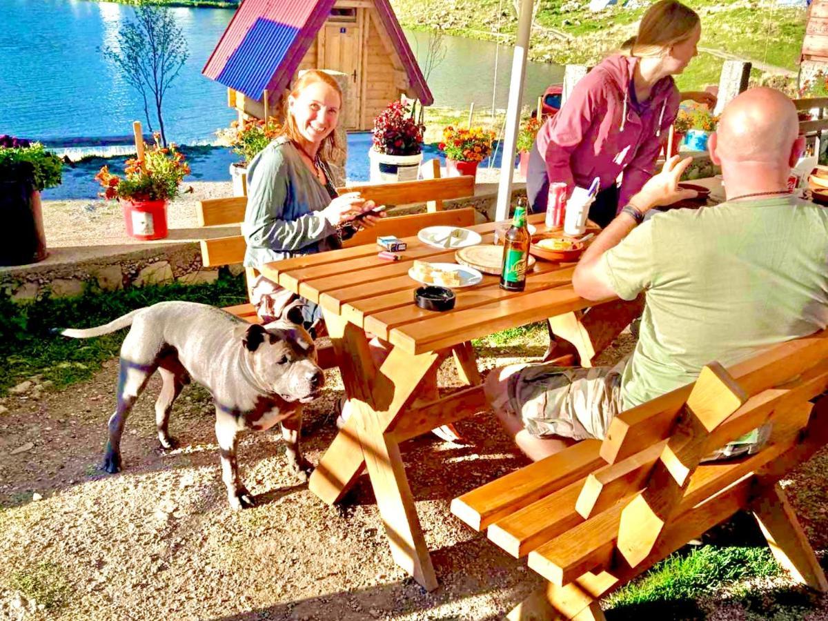 ポドゴリツァ Kapetanovo Jezero Bungalov Bed & Breakfast エクステリア 写真