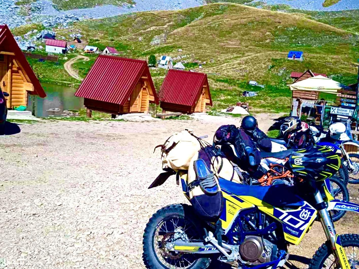 ポドゴリツァ Kapetanovo Jezero Bungalov Bed & Breakfast エクステリア 写真