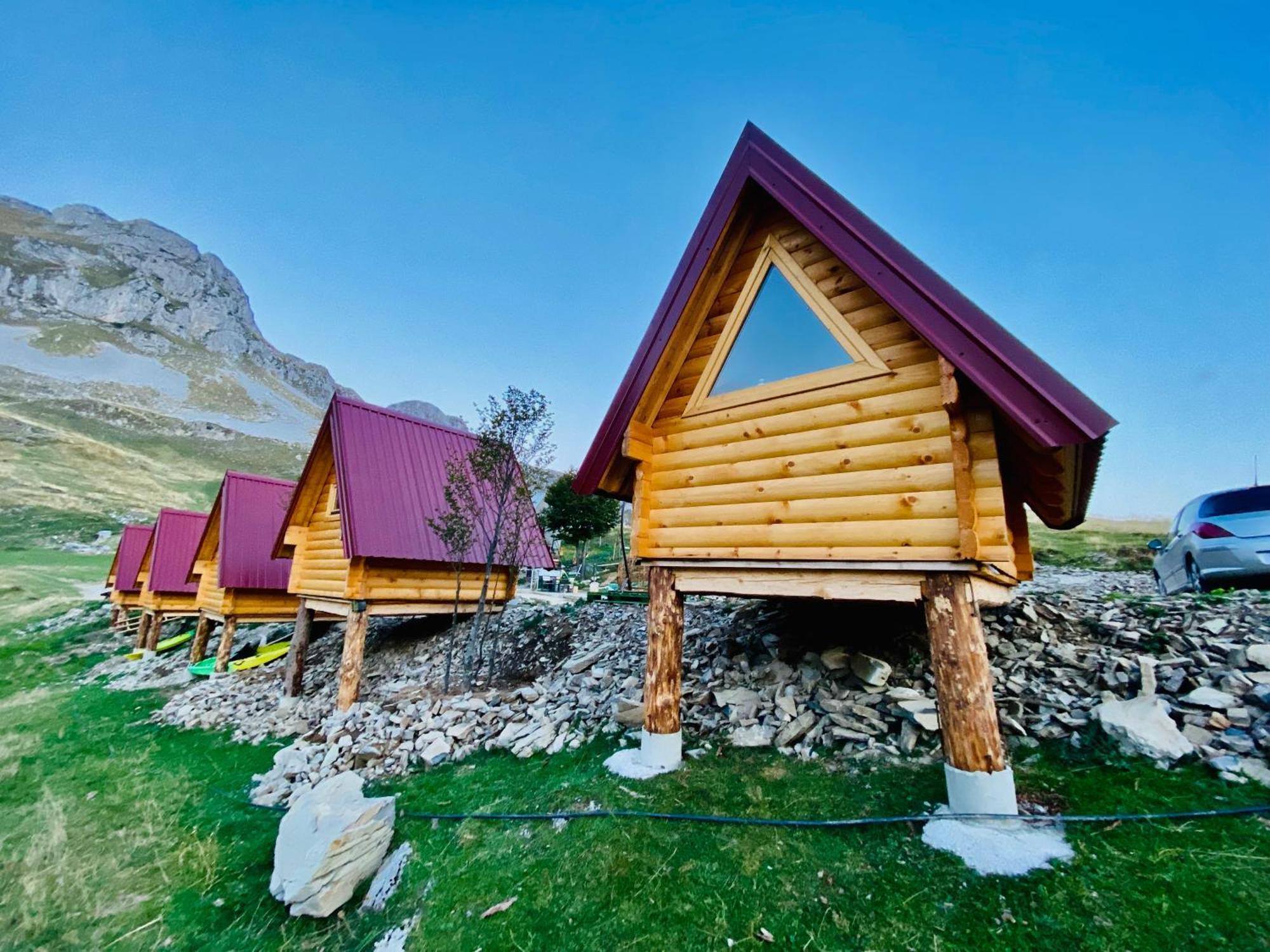 ポドゴリツァ Kapetanovo Jezero Bungalov Bed & Breakfast エクステリア 写真