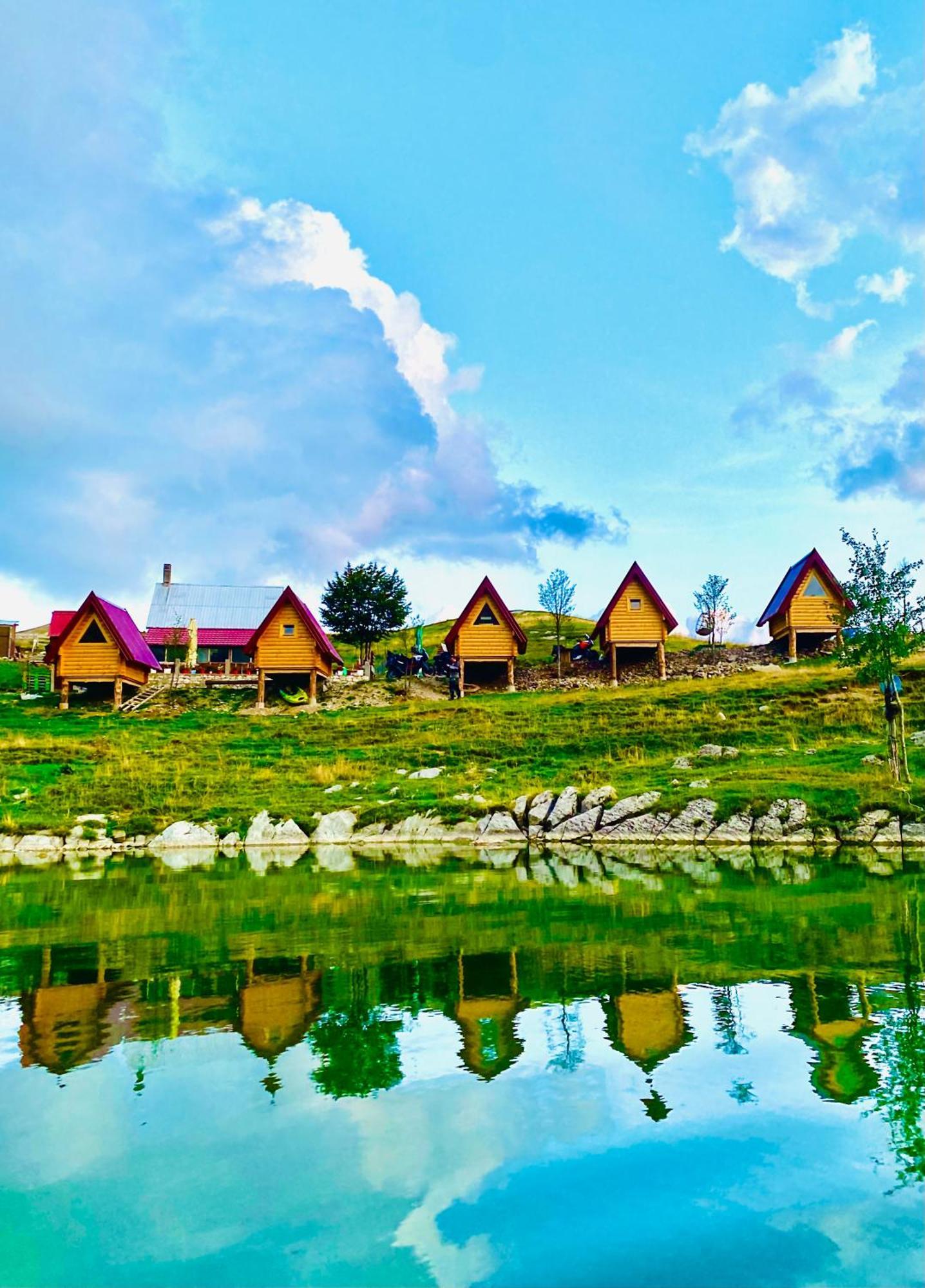ポドゴリツァ Kapetanovo Jezero Bungalov Bed & Breakfast エクステリア 写真